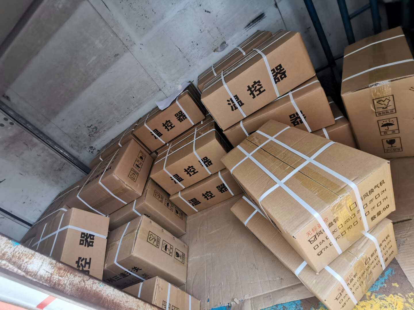 中央空調(diào)盤(pán)管溫控器發(fā)貨